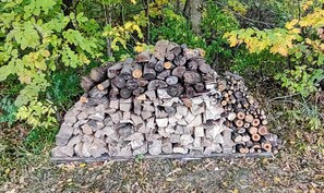 Property grounds - Beautiful wooded property along a peaceful creek, sleeps up to 14 comfortably (Sheridan)