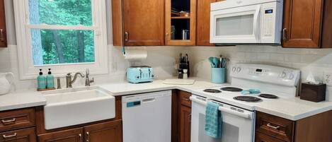 Refrigerador, microondas, horno, placa de cocina