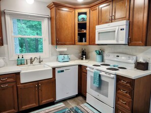 Fridge, microwave, oven, stovetop - Beautiful wooded property along a peaceful creek, sleeps up to 14 comfortably (Sheridan)