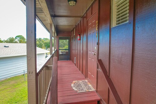 Cozy Lakeside Retreat with Water Views — Peaceful 2BR Top-Floor Cottage