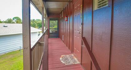 Cozy Lakeside Retreat with Water Views — Peaceful 2BR Top-Floor Cottage