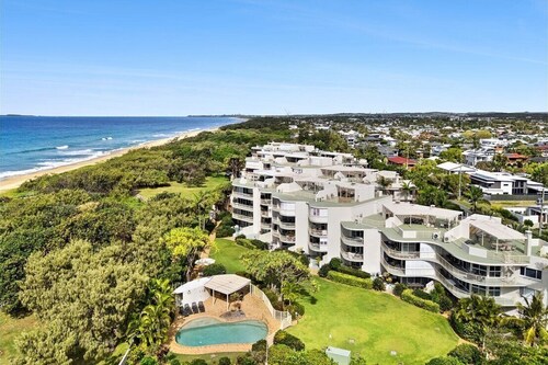 Absolute Beachfront Apartment, Kawana Beach Escape