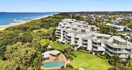 Absolute Beachfront Apartment, Kawana Beach Escape