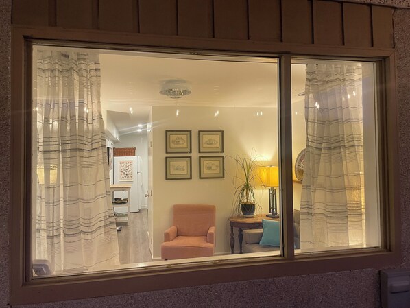 Interior - Gamay Garden Suite (Oliver)