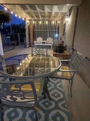 Outdoor dining - Gamay Garden Suite (Oliver)