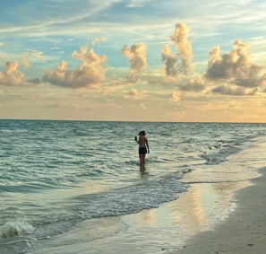 On the beach, sun-loungers, beach towels - VILLA SANIBEL 3C- 2 Bed, 2 Bath condo with additional sleeping loft on Sanibel (Sanibel)