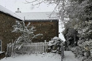 Property grounds - Stunning 3 Bedroom Cottage Near Historic York (York)