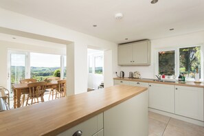 Fridge, microwave, oven, stovetop - Stunning 3 Bedroom Cottage Near Historic York (York)