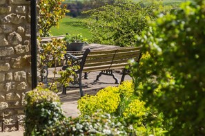 Terrace/patio - Stunning 3 Bedroom Cottage Near Historic York (York)