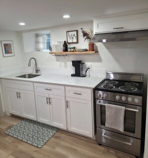 Réfrigérateur, four à micro-ondes, un four, surface de cuisson