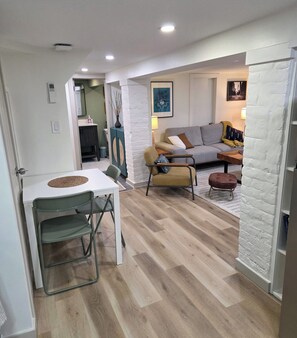 Téléviseur connecté, livres, sélection de musique, chaîne audio