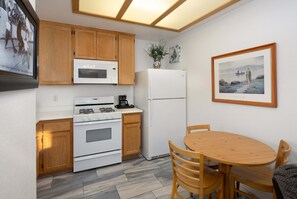 Fridge, microwave, oven, stovetop - The Lighthouse Lookout (Oceano)
