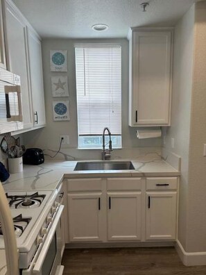 冷蔵庫、電子レンジ、オーブン、コンロ