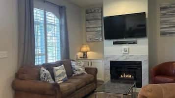 Televisión y chimenea