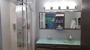 Douche, séchoir à cheveux, serviettes fournies, savon