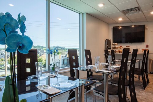 Cozy 2-bedroom hotel suites just two blocks from Downtown Athens.