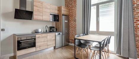 Réfrigérateur, four à micro-ondes, un four, surface de cuisson