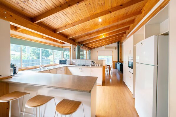 Casa de campo, 3 habitaciones, patio | Cocina privada | Frigorífico grande, microondas, placa de cocina y utensilios de cocina