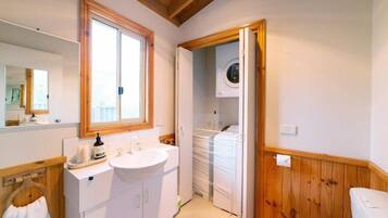 Småhus, 1 soverom, terrasse | Bad | Dusj, hårføner, håndklær og såpe
