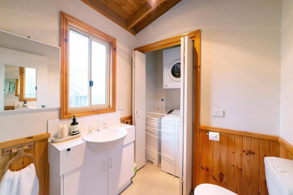 Cottage, 1 Bedroom, Patio | Bathroom | Shower, hair dryer, towels, soap - Awonga Cottages (Halls Gap)