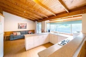 Casa de campo, 3 habitaciones, patio | Cocina privada | Frigorífico grande, microondas, placa de cocina y utensilios de cocina