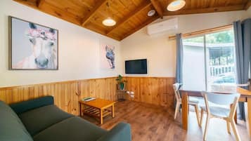 Cottage, 1 Bedroom, Patio | Living area