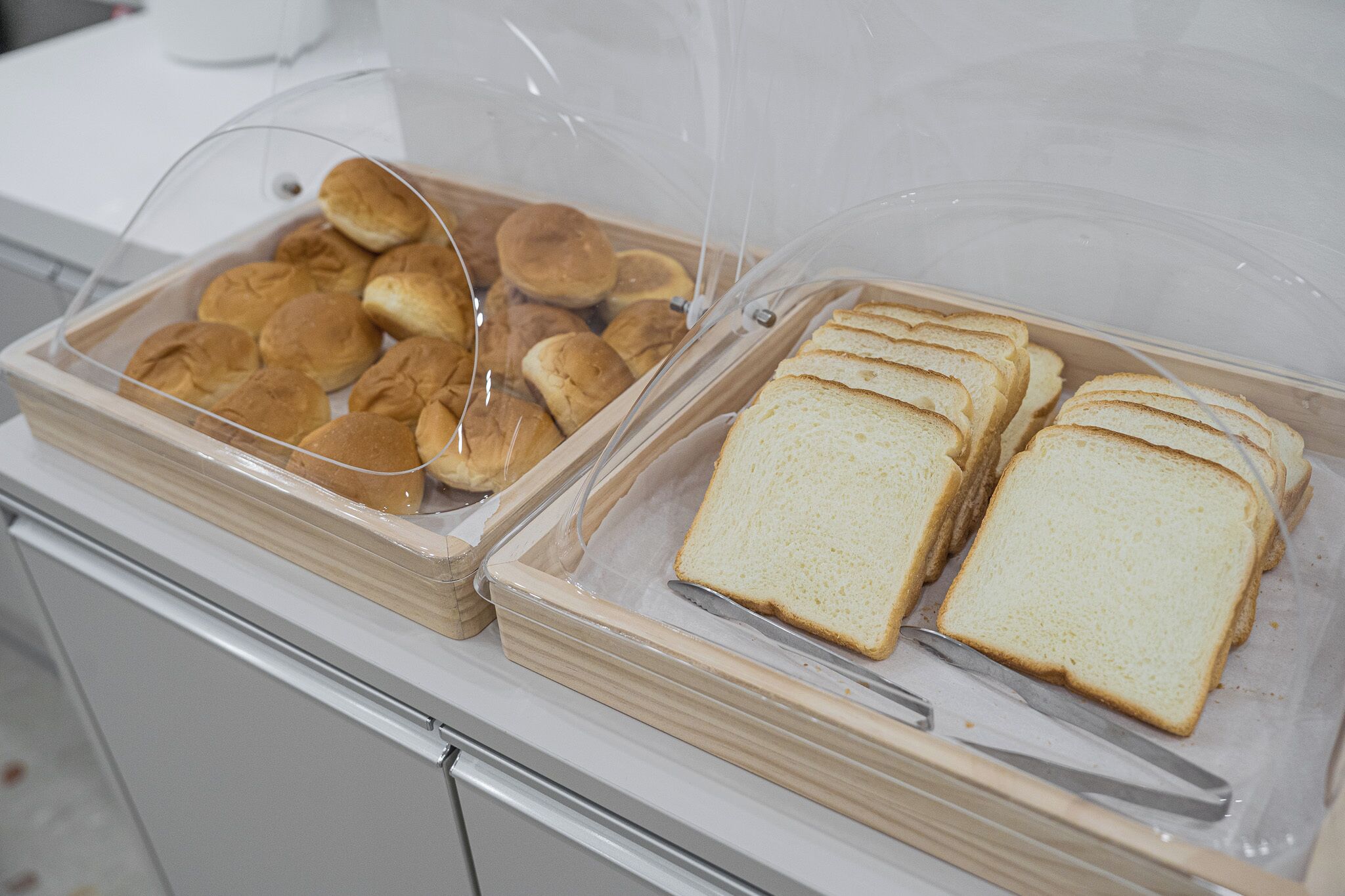 Una vitrina de panadería con pan y pasteles.
