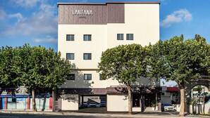 Un moderno edificio di hotel con un cartello che riporta la scritta "LANTANA HOTEL".