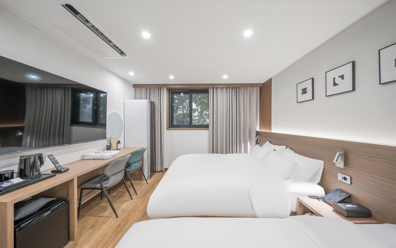 Habitación Premium con 2 camas individuales | Ropa de cama hipoalergénica y escritorio