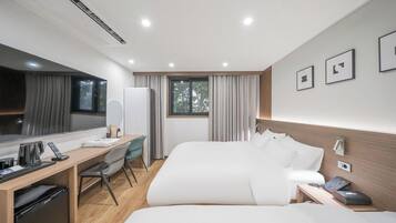 Habitación Premium con 2 camas individuales | Ropa de cama hipoalergénica y escritorio