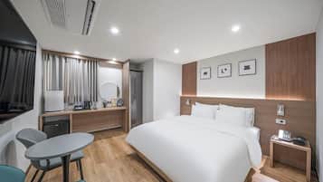 Double Room Single Use | Meja, ruang kerja komputer riba, Wi-fi percuma