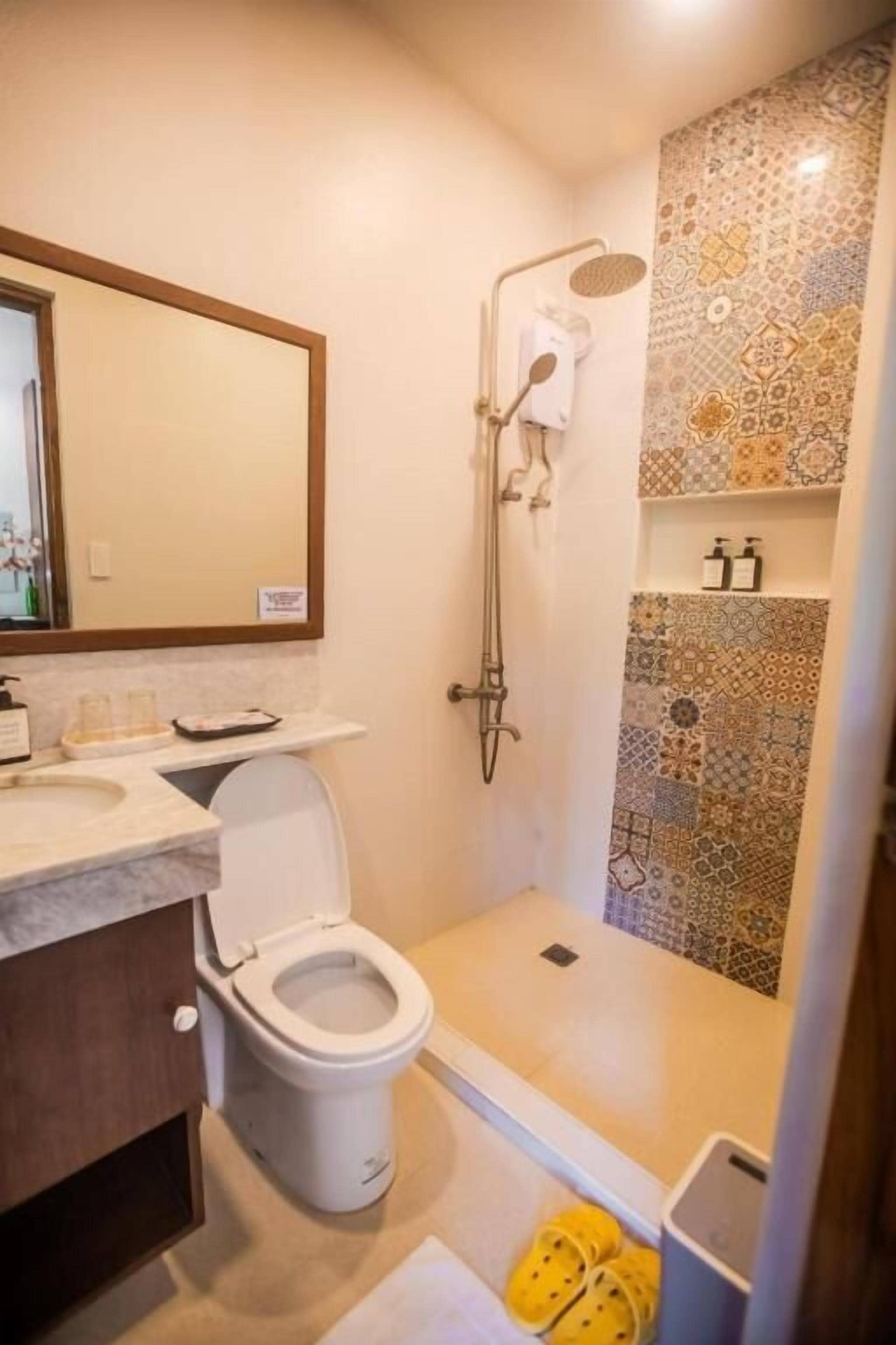 Ducha, artículos de tocador gratuitos, toallas, jabón