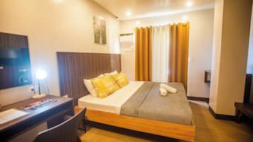 Deluxe-værelse - 1 kingsize-seng - balkon - udsigt til have | Skrivebord, arbejdsområde til bærbare computere, gratis Wi-Fi