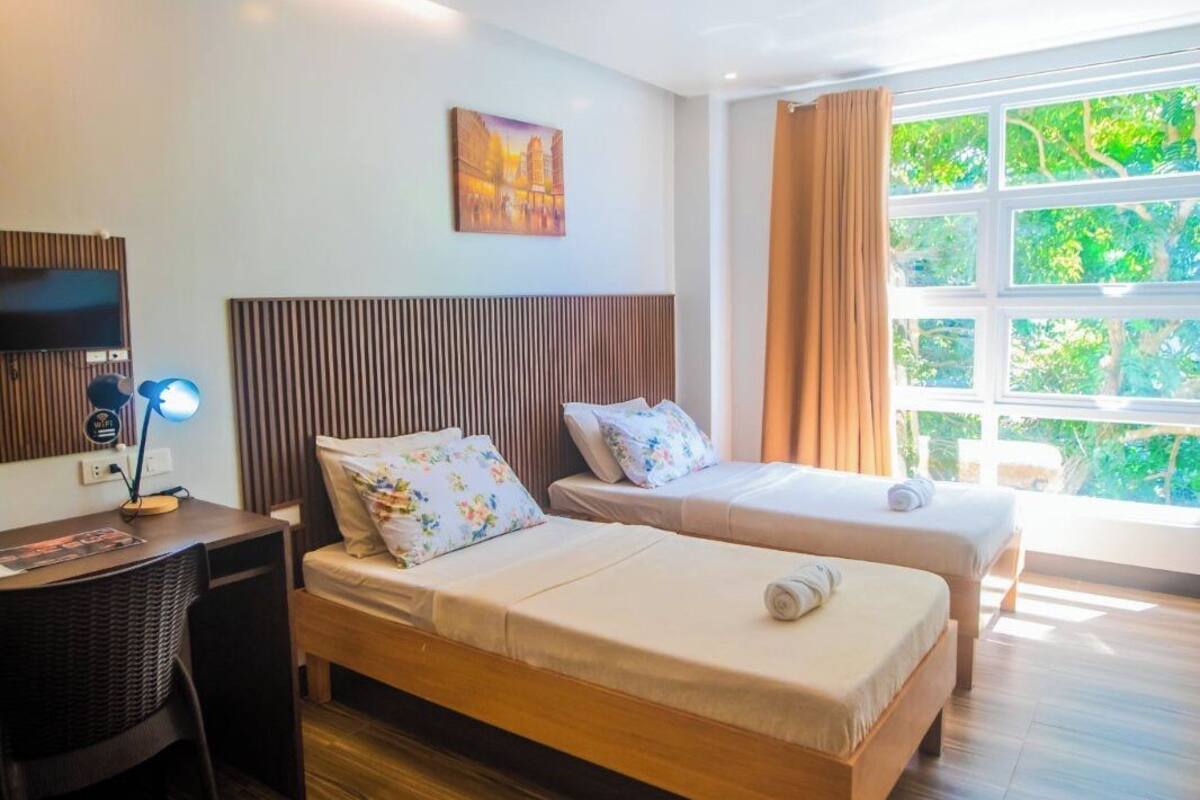 Habitación Deluxe con 2 camas individuales, balcón, vista al jardín | Escritorio, espacio para trabajar con laptop y wifi gratis