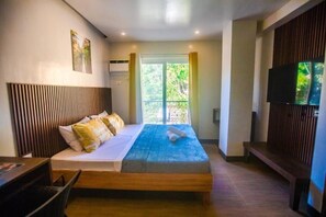 Escritorio, espacio para trabajar con laptop y wifi gratis