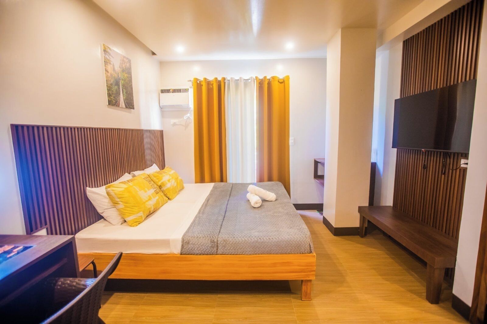 Escritorio, espacio para trabajar con laptop y wifi gratis 