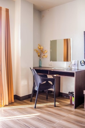 Desk, laptop workspace, free WiFi - Hotel NaeR (Romblon)
