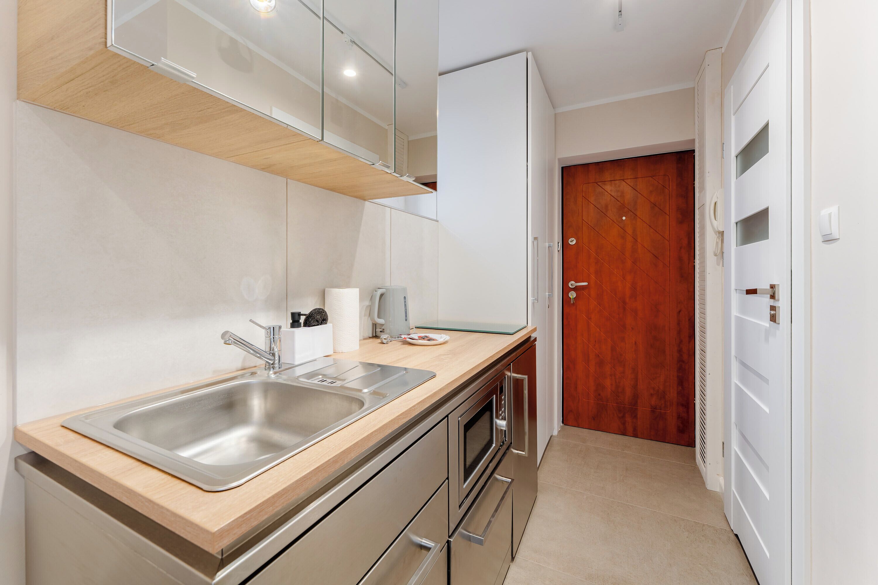 Køleskab, mikrobølgeovn, kogeplade, opvaskemaskine