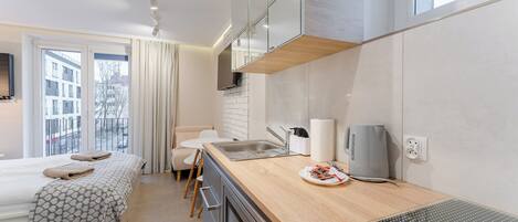 Iron/ironing board, bed sheets