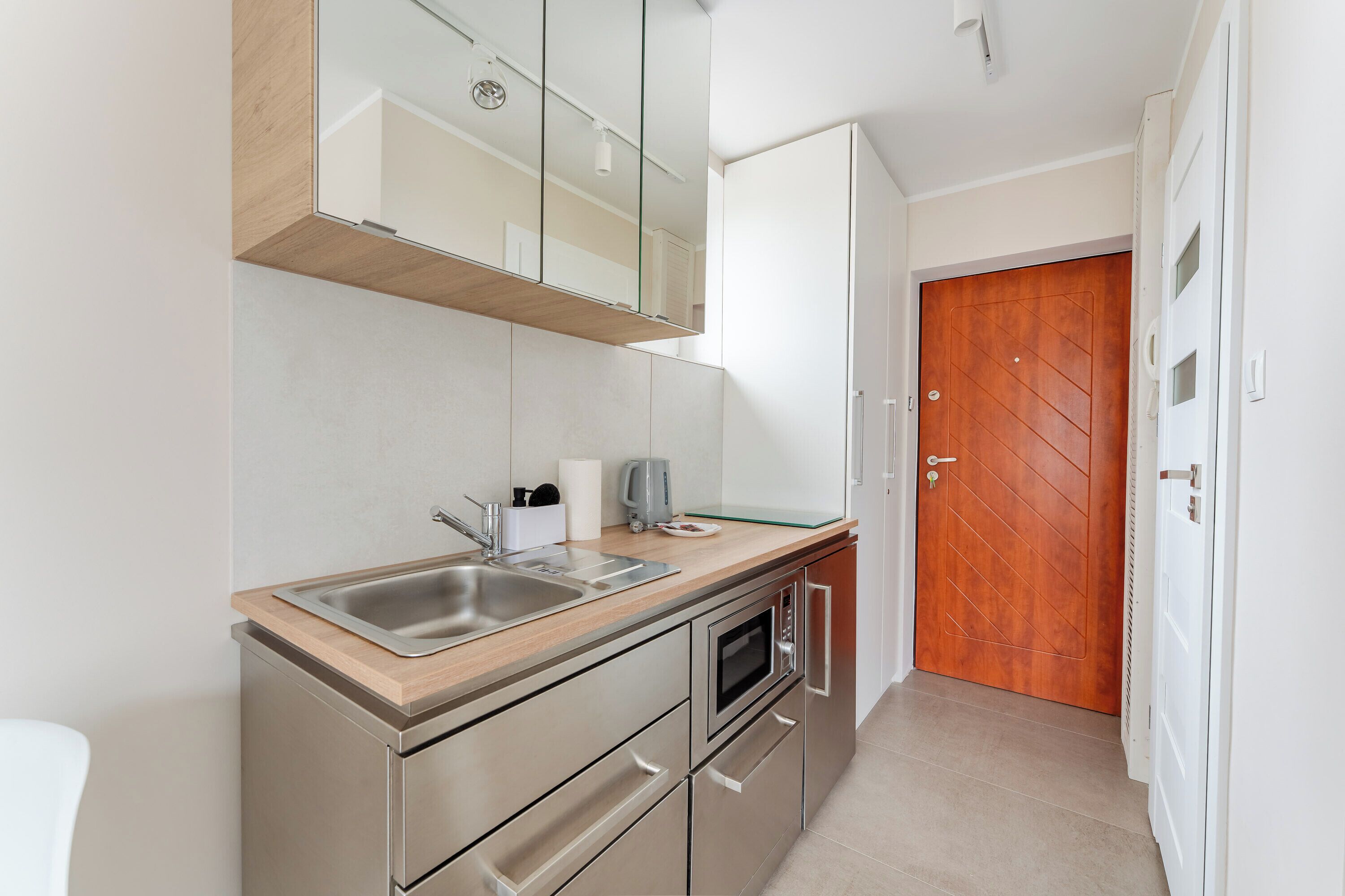 Refrigerador, microondas, placa de cocina, lavavajillas