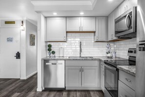 Fridge, microwave, oven, stovetop - Delightful and modern 1bd with A/C (Napili)