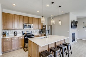 Microwave, oven, stovetop, dishwasher - Modern 4-bedroom home in vibrant Denver (Denver)