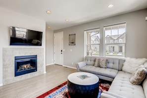 TV, fireplace - Modern 4-bedroom home in vibrant Denver (Denver)