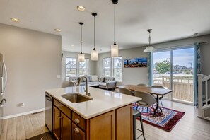 Interior - Modern 4-bedroom home in vibrant Denver (Denver)