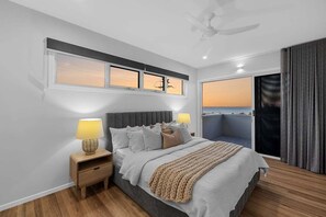 Tabla de planchar con plancha y ropa de cama 