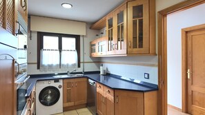 Jääkaappi, mikroaaltouuni, uuni, astianpesukone