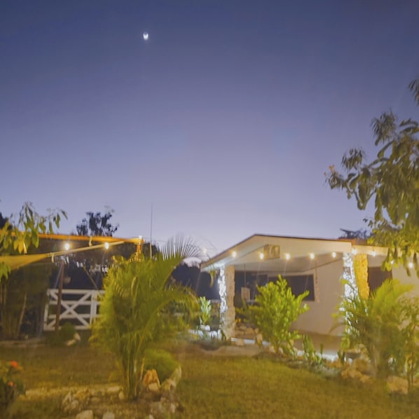 Property grounds - Gorgeous 3-bedroom country house for Families & Groups, up to 10 Guests. (Santa Cruz)