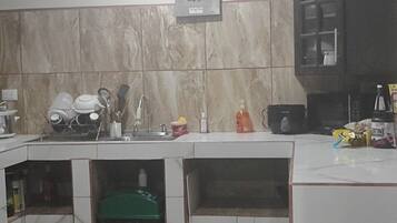 Kjøleskap, mikrobølgeovn, ovn og kaffetrakter/tekoker