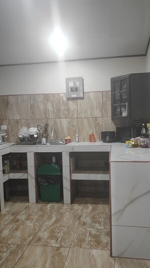 Fridge, microwave, oven, coffee/tea maker - Gorgeous 3-bedroom country house for Families & Groups, up to 10 Guests. (Santa Cruz)