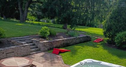 Cliffside Cottage-Cozy & Clean Home w/ Hot Tub & Pool Table